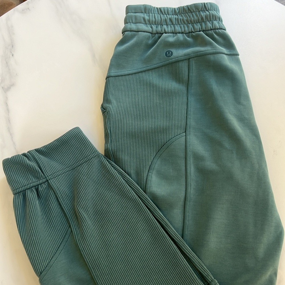 Lululemon Softstreme Mid-Rise Jogger. Size 4.